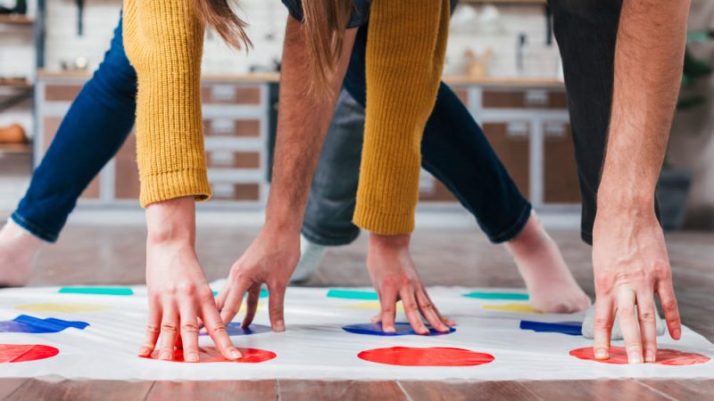 des enfants jouent sur un tapi de jeu avec leurs mains et pieds
