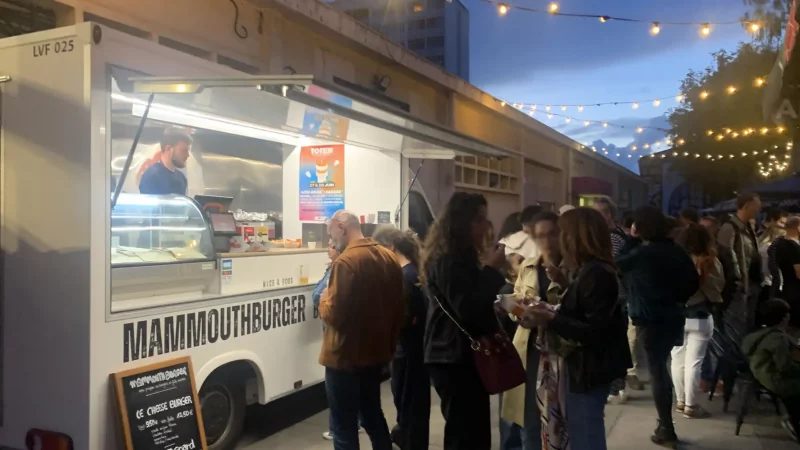 food truck mamouth burger en service avec des personnes qui commandent